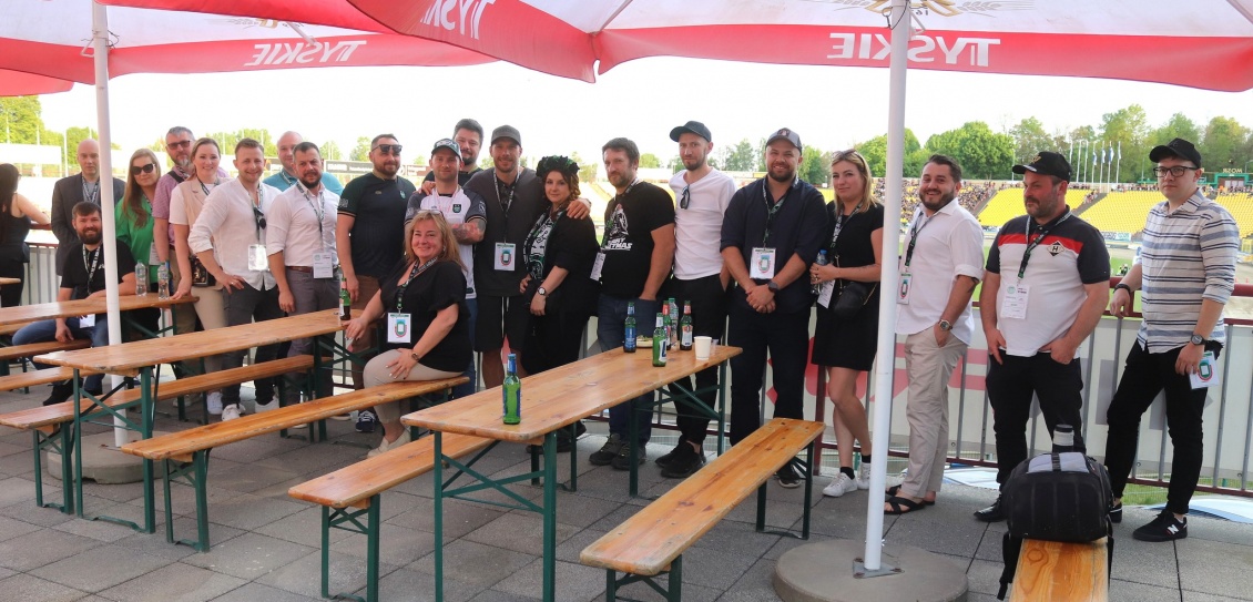 Goście na stadionowym balkonie
