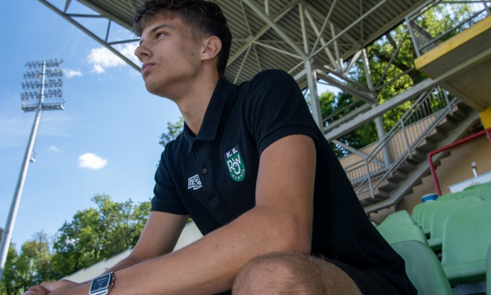Kamil Cywka podpisuje swój pierwszy kontrakt!